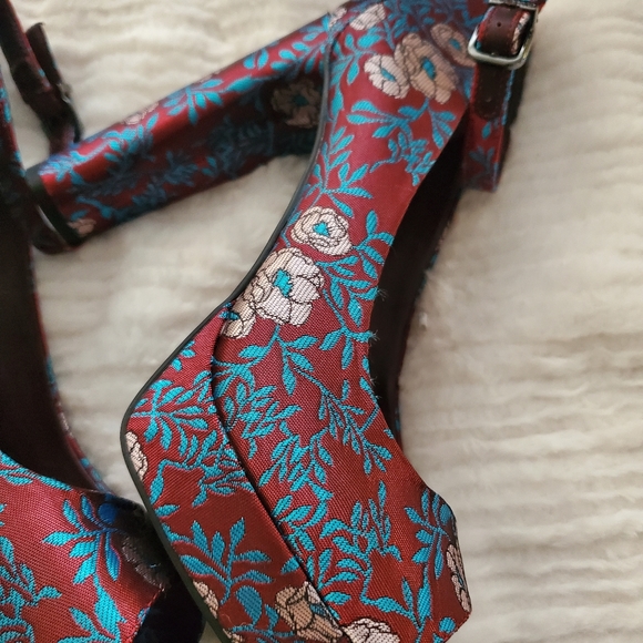 Gianni Bini Platform Heels - Picture 4 of 6